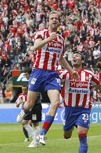 Gerard celebra su gol en presencia de Barral.