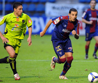 Carlos Rubn en un lance de juego contra el Levante.