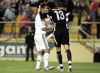 Gesto de cariño de Diego López, ex madridista, a Raúl durante el Villarreal-Real Madrid.