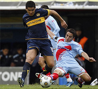 Riquelme en una acción del partido Boca - Arsenal