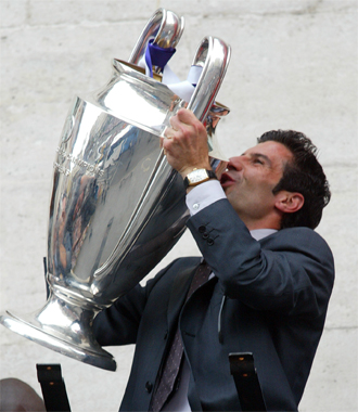Luis Figo besa la Champions.