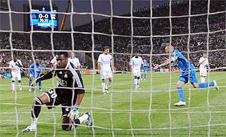 Benzema celebra el gol anotado de penalti frente al Marsella.