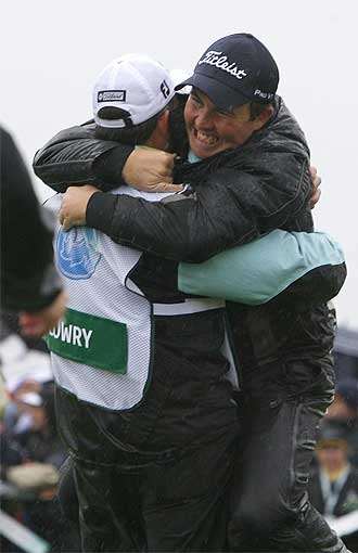 Shane Lowry se abraza a su caddy para celebrar la victoria.
