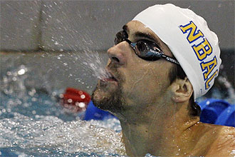 Michael Phelps observa el marcador a la conclusin de la final.