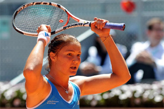 Safina alza los brazos en seal de victoria tras ganar la final del Mutua Madrilea Madrid Open.