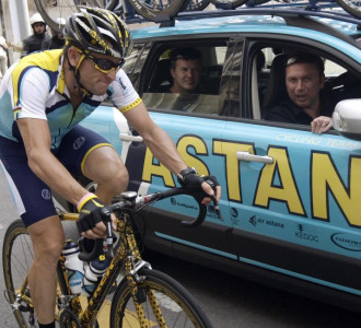 Lance Armstrong charla con Johan Bruyneel.