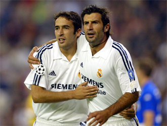 Raúl y Figo se abrazan en su etapa en el Real Madrid