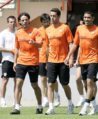 Los jugadores del Valencia, durante un entrenamiento