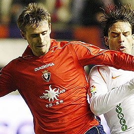 Monreal, de Osasuna y Morientes, del Valencia, disputando un balón.