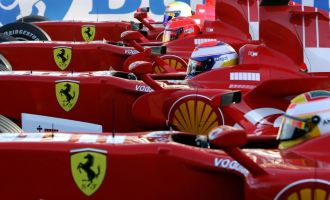 Un grupo de monoplazas de Ferrari, en un circuito