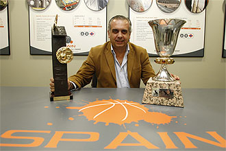 José Luis Sáez posa con los trofeos que ha logrado la selección española de baloncesto