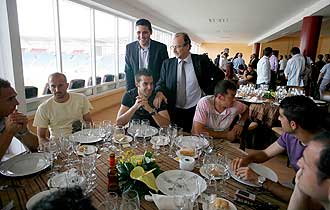 El alcalde de Almera charla con Negredo durante la comida.