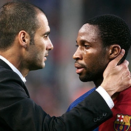 Guardiola habla con Keita durante un partido del Barcelona.