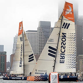El 'Ericsson 4' al fondo en el puerto de Boston