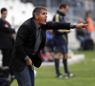 Paco Herrera dando rdenes en un partido del Castelln.