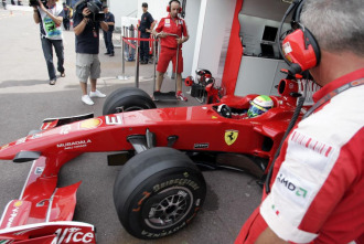 Felipe Massa, saliendo del 'box' de Ferrari en Montecarlo.