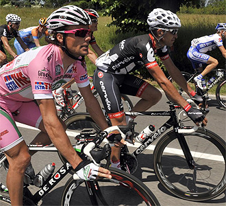 Carlos Sastre durante una etapa del Giro.