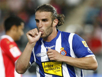 Iván Alonso celebra uno de los tantos que le endosó al Almería.