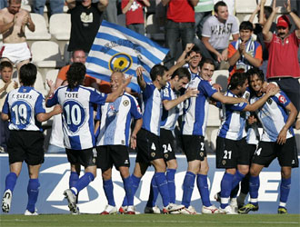 Los jugadores del H�rcules celebran el tercer gol que le endosaron al Tenerife.