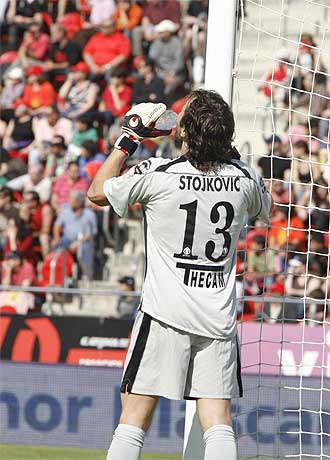 Stojkovic bebe agua durante el Mallorca-Getafe.