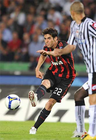 Kak golpea el baln durante un partido contra el Udinese.