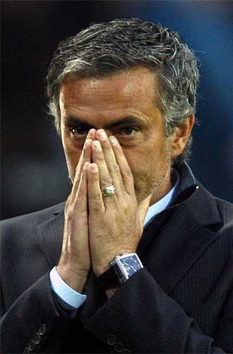 Mourinho se lleva las manos a la cara durante un partido frente a la Juventus.