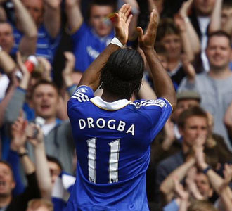 Drogba celebra un gol ante la aficin del Chelsea