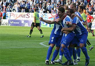 Los jugadores de la Ponferradina celebran un gol frente al Poli Ejido.