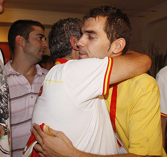 Jos� Luis S�ez abrazando a Calder�n en 2008