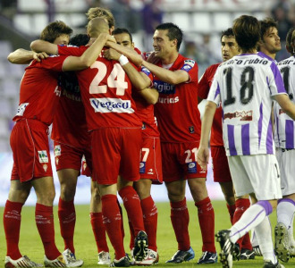 Los jugadores del Sporting celebran el triunfo en Valladolid.