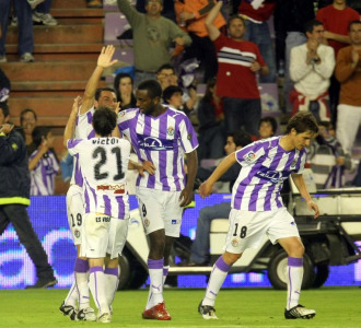 Los jugadores del Valladolid celebran su tanto ante el Sporting.