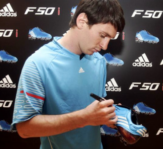 Messi firma las botas en el acto de presentacin.
