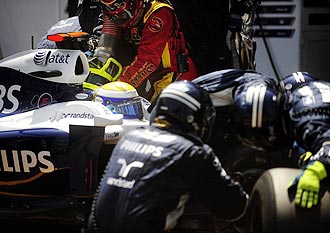 Repostaje de Nico Rosberg, primer piloto del equipo Williams, en el circuito de Mnaco.