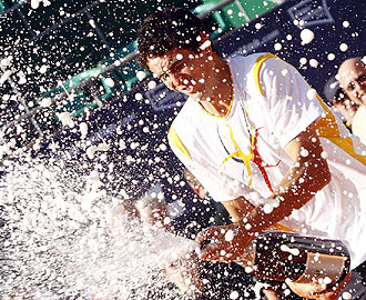 Guillermo Garca Lpez celebra a lo grande su victoria en Kitzbuehel que adems le ha catapultado al 'Top 50' de la ATP
