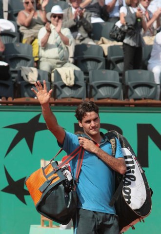 Roger Federer saluda a los aficionados de la Pista Central.