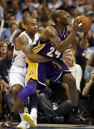 Dahntay Jones agarrando a Kobe Bryant