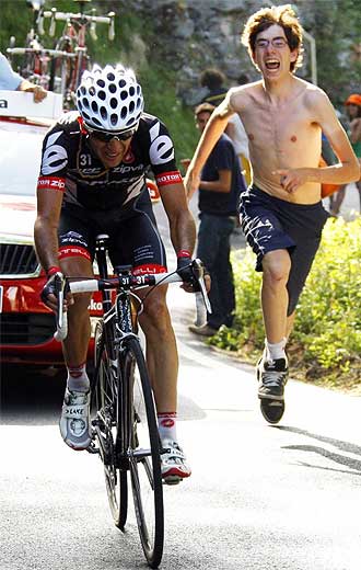 Carlos Sastre en pleno esfuerzo durante la etapa que gan este lunes en el Giro.
