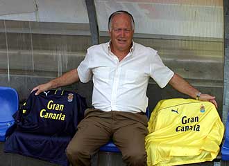 Paco Castellano posa con dos camisetas de la UD durante un reportaje de MARCA en 2005.