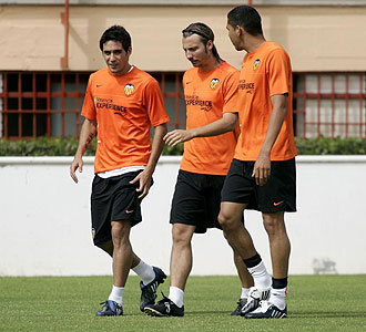 Vicente, Alexis y Maduro durante un entrenamiento del Valencia.