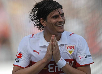 Mario Gómez celebra un gol con el Stuttgart.