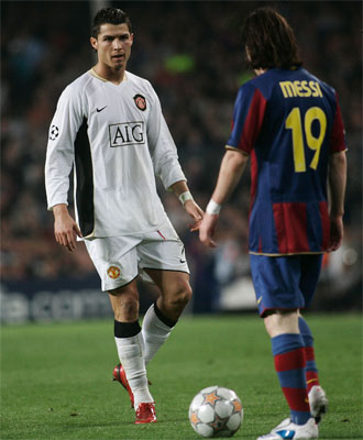 Messi controla el baln ante la presencia de Cristiano Ronaldo.