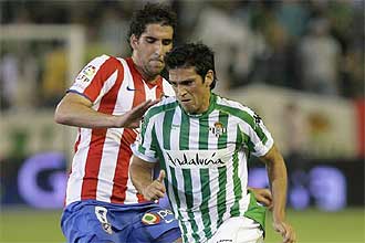 Mark Gonzlez pugna por un baln con Ral Garca en el partido que enfrent al Betis con el Atltico de Madrid.