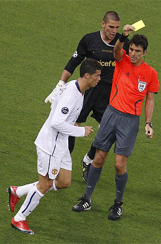 Busacca muestra la amarilla a Cristiano Ronaldo por una fea acción sobre Puyol.
