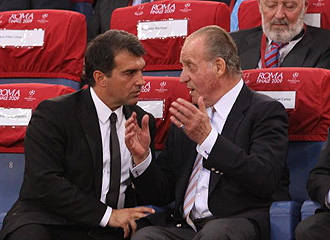 Don Juan Carlos charla con Laporta antes del partido