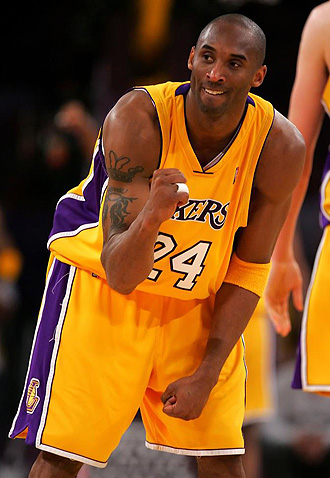 Kobe Bryant celebrando una jugada de sus compaeros