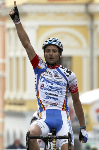 Scarponi celebra su segunda victoria en el Giro.