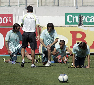 Los jugadores del Betis, durante el entrenamiento previo a la concentracin en Jerez