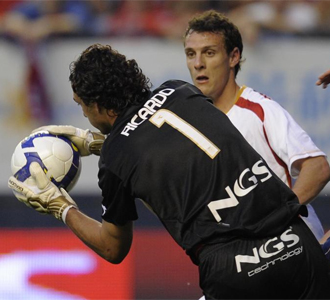 Ricardo atajando un baln ante el Sevilla