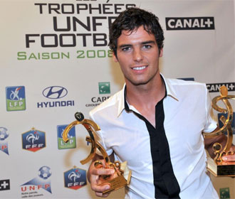 Gourcuff recibe los premios al mejor jugador y al mejor gol.