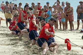 Los jugadores del Athletic se divierten en la playa de Isla Canela durante un entrenamiento.